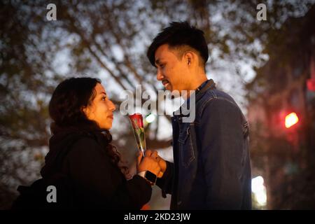 Couple vu pendant la rose jour à Katmandou, Népal lundi, 7 février 2022. Le premier jour de la semaine de la Saint-Valentin est célébré comme la Rose Day. Ce jour-là, les gens donnent des roses à leurs proches comme symbole de leur affection. Tandis que les roses rouges symbolisent traditionnellement le romantisme, les roses jaunes sont données à des amis proches. Si vous êtes plus que des amis et moins qu'un amant, vous pouvez présenter une rose à votre ami spécial. C'est aussi un bon jour pour corriger les vieilles inimitiés. Il suffit de donner un bouquet de roses blanches comme symbole de paix à quelqu'un que vous ne voulez plus être sur de mauvaises conditions. (Photo par Banque D'Images