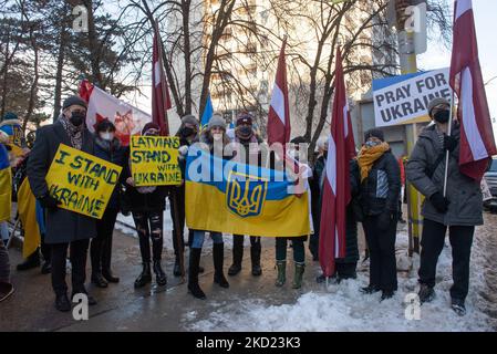 Des manifestants avec des pancartes et des drapeaux ukrainiens devant le consulat de Russie manifestent contre l'agression russe en Ukraine et contre l'intervention russe en Crimée. Environ 600 personnes étaient sur place pour écouter les discours et pour attirer l'attention sur les mouvements militaires russes. (Photo par Anatoliy Cherkasov/NurPhoto) Banque D'Images