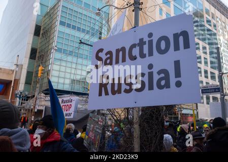 Des manifestants avec des pancartes et des drapeaux ukrainiens devant le consulat de Russie manifestent contre l'agression russe en Ukraine et contre l'intervention russe en Crimée. Environ 600 personnes étaient sur place pour écouter les discours et pour attirer l'attention sur les mouvements militaires russes. (Photo par Anatoliy Cherkasov/NurPhoto) Banque D'Images