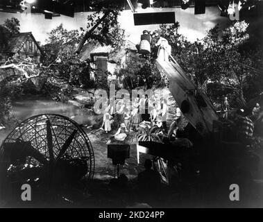 DANNY KAYE dans le rôle de titre avec un groupe d'enfants sur le plateau Candid avec l'équipe de caméra / film pendant le tournage de HANS CHRISTIAN ANDERSEN 1952 réalisateur CHARLES LE SCÉNARIO DE LA SOCIÉTÉ DE PHOTOGRAPHIE DE LA VIERGE hart basé sur une histoire de Myles Connolly cinéaste Harry Stradling Sr. Design de costume Mary Wills The Samuel Goldwyn Company / Moss Images de la radio RKO Banque D'Images