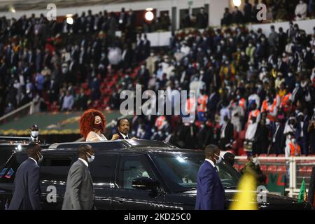 Le président du Cameroun, Paul Biya, et sa femme, Chantal Biya, se sont empais devant la foule avant le début du match de football final de la coupe d'Afrique des Nations 2021 entre le Sénégal et l'Égypte au stade Paul Biya 'Olembe', à Yaoundé, au Cameroun, le 06 février 2022. (Photo par Ayman Aref/NurPhoto) Banque D'Images