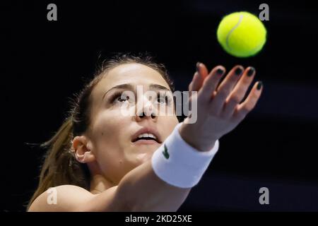 Bernarda Pera des États-Unis sert le ballon à Jaqueline Cristian de Roumanie pendant le match féminin de la ronde de 32 du WTA 500 Saint-Pétersbourg Trophée des dames 2022 Tournoi international de tennis sur 8 février 2022 à l'arène Sibur à Saint-Pétersbourg, Russie. (Photo de Mike Kireev/NurPhoto) Banque D'Images