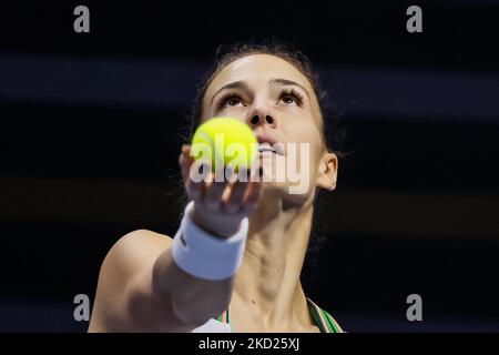 Bernarda Pera des États-Unis sert le ballon à Jaqueline Cristian de Roumanie pendant le match féminin de la ronde de 32 du WTA 500 Saint-Pétersbourg Trophée des dames 2022 Tournoi international de tennis sur 8 février 2022 à l'arène Sibur à Saint-Pétersbourg, Russie. (Photo de Mike Kireev/NurPhoto) Banque D'Images