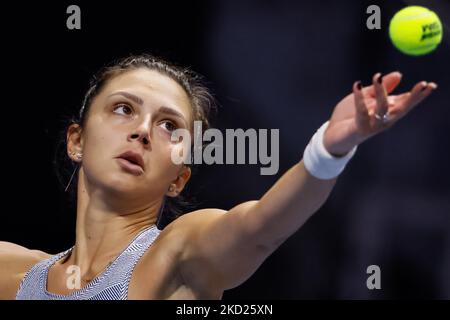 Jaqueline Cristian de Roumanie sert le ballon à Bernarda Pera des États-Unis pendant le match des femmes célibataires de la série de 32 du WTA 500 Saint-Pétersbourg Trophée des dames 2022 Tournoi international de tennis sur 8 février 2022 à l'arène Sibur à Saint-Pétersbourg, Russie. (Photo de Mike Kireev/NurPhoto) Banque D'Images