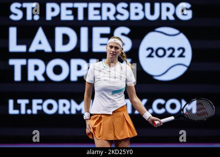 Petra Kvitova, de la République tchèque, réagit lors du match de la ronde des femmes de 32 du WTA 500 Trophée des dames de Saint-Pétersbourg 2022 Tournoi international de tennis contre Jule Niemeier, d'Allemagne, sur 8 février 2022, à l'arène de Sibur à Saint-Pétersbourg, en Russie. (Photo de Mike Kireev/NurPhoto) Banque D'Images