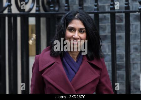 LONDRES, ROYAUME-UNI - 08 FÉVRIER 2022 : le procureur général Suella Braverman quitte Downing Street dans le centre de Londres après avoir assisté à la réunion du Cabinet sur 08 février 2022 à Londres, en Angleterre. (Photo de Wiktor Szymanowicz/NurPhoto) Banque D'Images