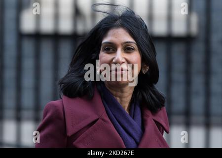 LONDRES, ROYAUME-UNI - 08 FÉVRIER 2022 : le procureur général Suella Braverman quitte Downing Street dans le centre de Londres après avoir assisté à la réunion du Cabinet sur 08 février 2022 à Londres, en Angleterre. (Photo de Wiktor Szymanowicz/NurPhoto) Banque D'Images