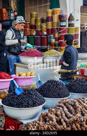 Homme vendant des olives dans le souk (marché traditionnel) dans la ville de Moulay Idriss (Moulay Idriss Zerhoun) au Maroc, en Afrique. (Photo de Creative Touch Imaging Ltd./NurPhoto) Banque D'Images