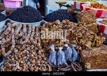 Olives et dattes dans le souk (marché traditionnel) dans la ville de Moulay Idriss (Moulay Idriss Zerhoun) au Maroc, en Afrique. (Photo de Creative Touch Imaging Ltd./NurPhoto) Banque D'Images