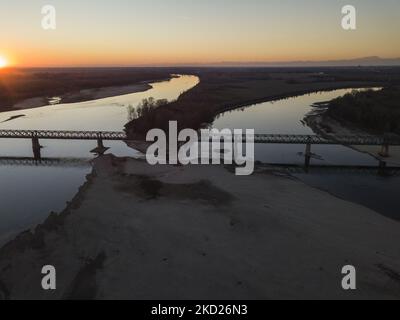 Après 2 mois d'absence de pluie dans le nord de l'Italie, les rivières et les campagnes du nord souffrent de la sécheresse. Pavia, Pô, sur 8 février 2022.après 2 mois d'absence de pluie dans le nord de l'Italie, les rivières et la campagne dans le nord souffrent de la sécheresse. Pavia, fleuve Pô, sur 8 février 2022. (Photo de Fabrizio Di Nucci/NurPhoto) Banque D'Images