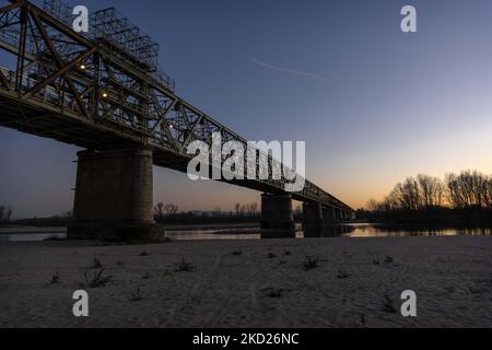 Après 2 mois d'absence de pluie dans le nord de l'Italie, les rivières et les campagnes du nord souffrent de la sécheresse. Pavia, fleuve Pô, sur 8 février 2022. (Photo de Fabrizio Di Nucci/NurPhoto) Banque D'Images