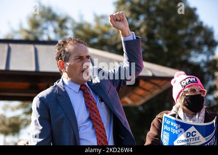 Andy Levin (D-MI) lève son poing tout en scandant « un salaire équitable » avec les membres de l'organisation, un salaire équitable lors d'une conférence de presse avec les propriétaires de restaurants et les travailleurs et les représentants du Congrès. Tous ont exigé que le Congrès abolit le salaire minimum du soleil pour les travailleurs à salaire minimum. Le salaire sous-minimum fédéral est de $2,13 par heure et n'a pas changé depuis des décennies. De nombreux employés de restaurant luttent financièrement parce qu'ils ne sont pas garantis un salaire de vie, mais doivent dépendre des pourboires. (Photo d'Allison Bailey/NurPhoto) Banque D'Images