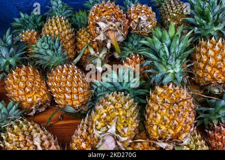 Ananas frais à vendre le long de la route à Mattumesty (Madupetty), Idukki, Kerala, Inde. (Photo de Creative Touch Imaging Ltd./NurPhoto) Banque D'Images