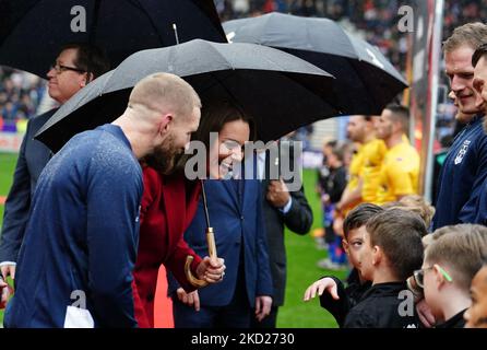La princesse de Galles rencontre les mascottes avant le match quart de finale de la coupe du monde de rugby de l'Angleterre contre la Papouasie-Nouvelle-Guinée au stade DW, Wigan, son premier match auquel elle a participé depuis qu'elle a succédé au Duc de Sussex en tant que patronne de la ligue de football de rugby (RFL). Date de la photo: Samedi 5 novembre 2022. Banque D'Images
