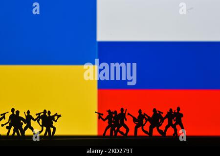 Illustration de petites figures de soldats représentant deux armées devant les drapeaux de l'Ukraine et de la Russie sur un écran d'ordinateur. Mercredi, 9 février 2022, à Mérida, Yucatan, Mexique. (Photo par Artur Widak/NurPhoto) Banque D'Images