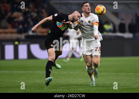 Milan Skriniar (F.C. Internazionale) et Nicolo' Zaniolo (A.S. Roma) lors du match de football de Coppa Italia entre le FC Internazionale et AS Roma au stade Giuseppe Meazza de Milan, Italie, le 8 février 2022. (Photo de Michele Maraviglia/NurPhoto) Banque D'Images