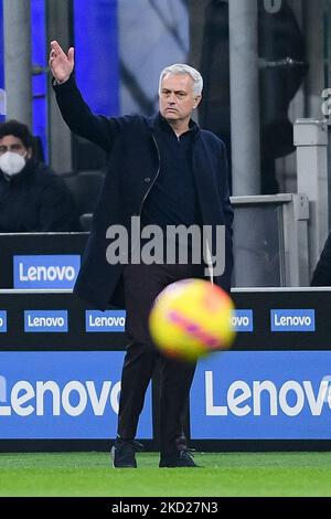 Le Manager de AS Roma Gestures de José Mourinho lors du match de la coupe italienne entre le FC Internazionale et AS Roma au Stadio Giuseppe Meazza, Milan, Italie, le 8 février 2022. (Photo de Giuseppe Maffia/NurPhoto) Banque D'Images