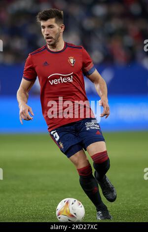 David Garcia d'Osasuna en action pendant le match de la Liga Santander entre CA Osasuna et Sevilla FC à Estadio El Sadar sur 5 février 2022 à Pampelune, Espagne. (Photo de Jose Breton/Pics action/NurPhoto) Banque D'Images