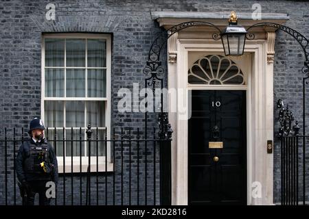 Un policier se tient devant la porte du 10 Downing Street à Londres, en Angleterre, sur 9 février 2022. (Photo de David Cliff/NurPhoto) Banque D'Images