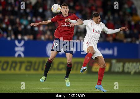 Ante Budimir d'Osasuna et Diego Carlos de Séville se disputent la balle lors du match de la Liga Santander entre CA Osasuna et Sevilla FC à Estadio El Sadar sur 5 février 2022 à Pampelune, Espagne. (Photo de Jose Breton/Pics action/NurPhoto) Banque D'Images