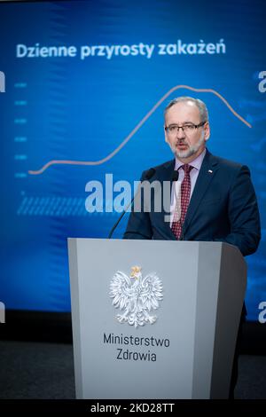 Le ministre de la Santé, Adam Niedzielski, a annoncé, lors de la conférence de presse, une réduction de la période d'isolement pour les personnes infectées par le coronavirus et une diminution des règles de quarantaine. Varsovie (Pologne), le 9 février 2022 (photo de Mateusz Wlodarczyk/NurPhoto) Banque D'Images