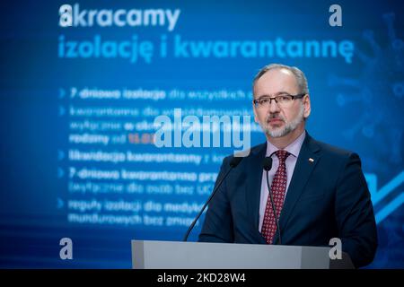 Le ministre de la Santé, Adam Niedzielski, a annoncé, lors de la conférence de presse, une réduction de la période d'isolement pour les personnes infectées par le coronavirus et une diminution des règles de quarantaine. Varsovie (Pologne), le 9 février 2022 (photo de Mateusz Wlodarczyk/NurPhoto) Banque D'Images