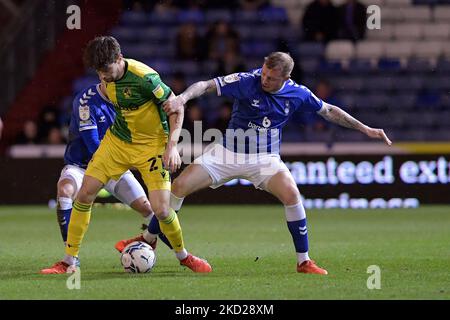 Nicky Adams d'Oldham Athletic et Antony Evans de Bristol Rovers lors du match de Sky Bet League 2 entre Oldham Athletic et Bristol Rovers à Boundary Park, Oldham, le mardi 8th février 2022. (Photo d'Eddie Garvey/MI News/NurPhoto) Banque D'Images