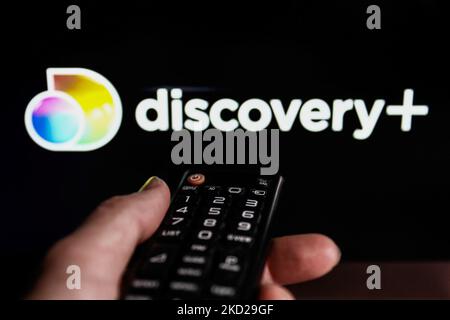 La télécommande du téléviseur et le logo Discovery+ s'affichent sur l'écran d'un ordinateur portable sur cette photo prise à Cracovie, en Pologne, sur 9 février 2022. (Photo d'illustration par Jakub Porzycki/NurPhoto) Banque D'Images