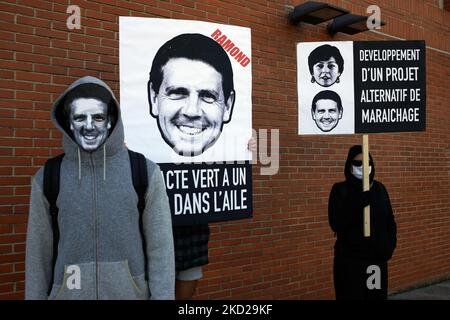 L'écriteau est intitulé « développement d'un projet alternatif de jardinage de marché » et l'écriteau 2nd représente Christophe Ramond, chef du conseil du Tarn et lit « l'accord vert est en mauvaise forme ». Plusieurs dizaines d'activistes de XR, ANV-COP21, ATTAC, Youth for Climate se sont réunis devant le Conseil régional de l'Occitania pour protester contre la construction d'un immense entrepôt appelé Terra2 près de Toulouse. Ils s'opposent à ce gigantesque entrepôt prévu pour Amazon ou Alibaba, car il couvrira plusieurs champs agricoles. Les Terra2 wharehouse shoud être 533 m de longueur, 125m large et 14m hauteur, il wou Banque D'Images