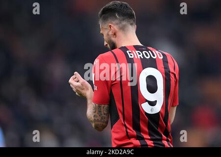 Olivier Giroud de l'AC Milan gestes pendant le match de la coupe italienne entre l'AC Milan et la SS Lazio au Stadio Giuseppe Meazza, Milan, Italie, le 9 février 2022. (Photo de Giuseppe Maffia/NurPhoto) Banque D'Images