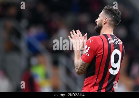Olivier Giroud de l'AC Milan gestes pendant le match de la coupe italienne entre l'AC Milan et la SS Lazio au Stadio Giuseppe Meazza, Milan, Italie, le 9 février 2022. (Photo de Giuseppe Maffia/NurPhoto) Banque D'Images