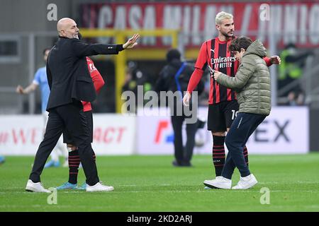 Stefano Pioli directeur de l'AC Milan réagit comme envahisseur de terrain entre dans le terrain pour un selfie avec Theo Hernandez de l'AC Milan pendant le match de coupe italienne entre l'AC Milan et SS Lazio au Stadio Giuseppe Meazza, Milan, Italie le 9 février 2022. (Photo de Giuseppe Maffia/NurPhoto) Banque D'Images