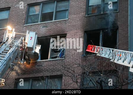 Vue d'un incendie de 14 étages qui a commencé au 149 E 39th St., New York City, USA on 10 février 2022, il n'y a eu aucun dommage signalé (photo de John Nacion/NurPhoto) Banque D'Images