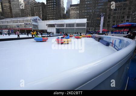 Les gens font des voitures à pare-glace au Rink du village d'hiver de Bank of America à Bryant Park, sur 10 février 2022, à New York. Malgré une augmentation récente des cas de COVID-19, la saison des voitures tamponneuses, qui se produit habituellement en janvier-février, est revenue au parc Bryant après avoir été annulée en 2021 en raison de la pandémie du coronavirus. (Photo de John Nacion/NurPhoto) Banque D'Images