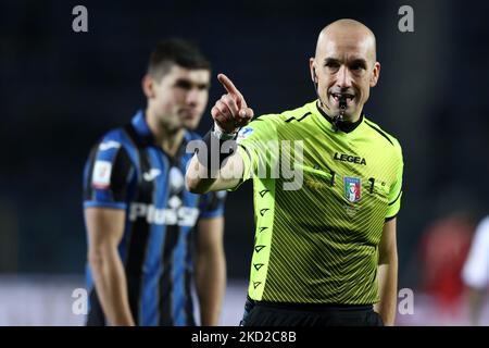 L'arbitre Michael Fabbri gestes pendant le match de football italien Coppa Italia Atalanta BC vs ACF Fiorentina sur 10 février 2022 au stade Gewiss à Bergame, Italie (photo par Francesco Scaccianoce/LiveMedia/NurPhoto) Banque D'Images