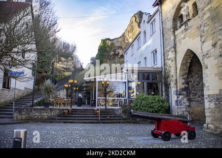 La vie quotidienne à Valkenburg aan de Geul ou Valkenberg avec des gens qui profitent du soleil sur les terrasses des cafés et des restaurants, alors que les magasins rouvrent après le confinement hivernal pour lutter contre la pandémie du coronavirus Covid-19. Valkenburg est une ville hollandaise historique dans la province de Limbourg avec la rivière Geul avec les célèbres cafés, bars, tavernes et restaurants, une destination de voyage et de tourisme. La ville a été touchée par les inondations de l'été 2021 après les conditions météorologiques extrêmes, les fortes pluies et les niveaux d'eau élevés qui ont entraîné des évacuations. Valkenburg, pays-Bas sur 5 février 2022 (photo de Nicolas Economou Banque D'Images