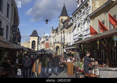 La vie quotidienne à Valkenburg aan de Geul ou Valkenberg avec des gens qui profitent du soleil sur les terrasses des cafés et des restaurants, alors que les magasins rouvrent après le confinement hivernal pour lutter contre la pandémie du coronavirus Covid-19. Valkenburg est une ville hollandaise historique dans la province de Limbourg avec la rivière Geul avec les célèbres cafés, bars, tavernes et restaurants, une destination de voyage et de tourisme. La ville a été touchée par les inondations de l'été 2021 après les conditions météorologiques extrêmes, les fortes pluies et les niveaux d'eau élevés qui ont entraîné des évacuations. Valkenburg, pays-Bas sur 5 février 2022 (photo de Nicolas Economou Banque D'Images