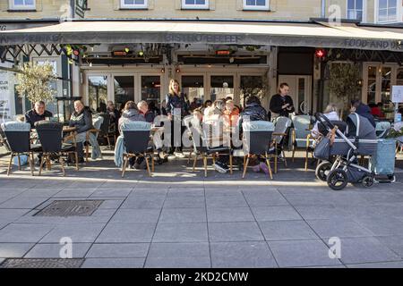 La vie quotidienne à Valkenburg aan de Geul ou Valkenberg avec des gens qui profitent du soleil sur les terrasses des cafés et des restaurants, alors que les magasins rouvrent après le confinement hivernal pour lutter contre la pandémie du coronavirus Covid-19. Valkenburg est une ville hollandaise historique dans la province de Limbourg avec la rivière Geul avec les célèbres cafés, bars, tavernes et restaurants, une destination de voyage et de tourisme. La ville a été touchée par les inondations de l'été 2021 après les conditions météorologiques extrêmes, les fortes pluies et les niveaux d'eau élevés qui ont entraîné des évacuations. Valkenburg, pays-Bas sur 5 février 2022 (photo de Nicolas Economou Banque D'Images