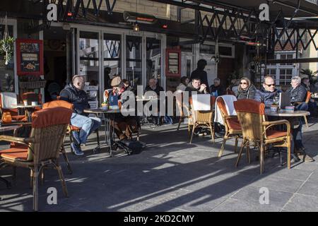 La vie quotidienne à Valkenburg aan de Geul ou Valkenberg avec des gens qui profitent du soleil sur les terrasses des cafés et des restaurants, alors que les magasins rouvrent après le confinement hivernal pour lutter contre la pandémie du coronavirus Covid-19. Valkenburg est une ville hollandaise historique dans la province de Limbourg avec la rivière Geul avec les célèbres cafés, bars, tavernes et restaurants, une destination de voyage et de tourisme. La ville a été touchée par les inondations de l'été 2021 après les conditions météorologiques extrêmes, les fortes pluies et les niveaux d'eau élevés qui ont entraîné des évacuations. Valkenburg, pays-Bas sur 5 février 2022 (photo de Nicolas Economou Banque D'Images