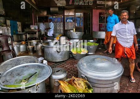 Les hommes cuisinent des aliments qui seront distribués aux dévotés hindous le matin du festival Attukal Pongala Mahotsavam dans la ville de Thiruvananthapuram (Trivandrum), Kerala, en Inde, sur 19 février 2019. Le festival Attukal Pongala Mahotsavam est célébré chaque année par des millions de femmes hindoues. Au cours de ce festival, les femmes préparent le Pongala (riz cuisiné avec des jaggery, du ghee, de la noix de coco ainsi que d'autres ingrédients) à l'ouverture dans de petits pots pour plaire à la déesse Kannaki. Il est fait comme une offrande à la déesse Attukal Devi (populairement connue sous le nom d'Attukal Amma) qui est censée accomplir les souhaits de ses dévotés et de la disposition Banque D'Images