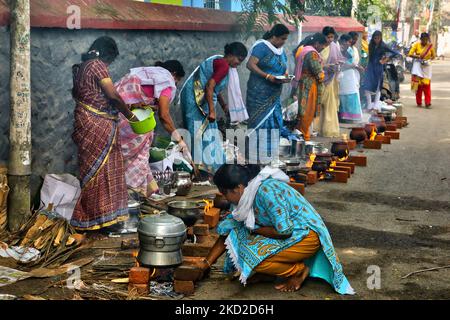 Des femmes hindoues cuisant du pongala lors du festival Attukal Pongala Mahotsavam dans la ville de Thiruvananthapuram (Trivandrum), Kerala, Inde, on 19 février 2019. Le festival Attukal Pongala Mahotsavam est célébré chaque année par des millions de femmes hindoues. Au cours de ce festival, les femmes préparent le Pongala (riz cuisiné avec des jaggery, du ghee, de la noix de coco ainsi que d'autres ingrédients) à l'ouverture dans de petits pots pour plaire à la déesse Kannaki. Il est fait comme une offrande à la déesse Attukal Devi (populairement connue sous le nom d'Attukal Amma) qui est censée accomplir les désirs de ses dévotés et fournir la prospérité. (Photo par Creative Banque D'Images