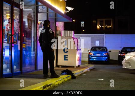 La police répond à un rapport d'une double fusillade à une station-service au 15th et à U Street, N.W. à Washington, D.C., sur 11 février 2022 (photo de Bryan Olin Dozier/NurPhoto) Banque D'Images