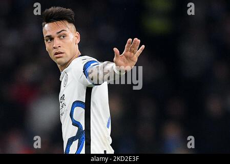 Edin Dzeko de FC Internazionale gestes pendant la série Un match entre SSC Napoli et FC Internazionale au Stadio Diego Armando Maradona, Naples, Italie, le 12 février 2022. (Photo de Giuseppe Maffia/NurPhoto) Banque D'Images