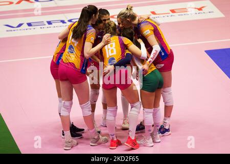 Bonheur des joueurs de Vero Volley Monza pendant le Volleyball Italien série A1 femmes Match Vero Volley Monza vs Savino Del Bene Scandicci sur 12 février 2022 à l'Arena di Monza à Monza (MB), Italie (photo de Valerio Origo/LiveMedia/NurPhoto) Banque D'Images