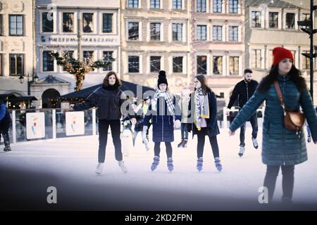 On voit des gens patiner sur une patinoire de la vieille ville de Varsovie, en Pologne, le 12 février 2022. (Photo par STR/NurPhoto) Banque D'Images