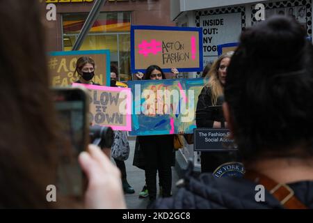 La sénatrice d'État Alessandra Biaggi et la femme de l'Assemblée d'État Anna Kelles ont mené une manifestation dans le district de l'habillement de 12 février 2022, qui coïncide également avec la semaine de la mode de New York. Un projet de loi parrainé par ce dernier. Fashion Sustainability and social Accountability Act exigerait de tous les détaillants de vêtements et de chaussures New York ayant un chiffre d'affaires mondial d'au moins $100 millions de personnes qu'ils divulguent leurs plans pour « identifier, prévenir, atténuer et tenir compte de la façon dont ils traitent » les impacts sociaux et environnementaux négatifs de leurs processus de production. (Photo de John Nacion/NurPhoto) Banque D'Images