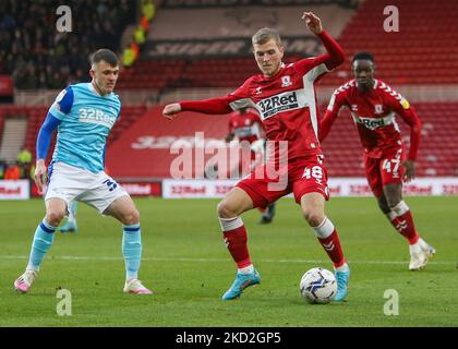 Riley McGree de Middlesbrough en possession pendant le match de championnat Sky Bet entre Middlesbrough et le comté de Derby au stade Riverside, à Middlesbrough, le samedi 12th février 2022. (Photo par Michael Driver/MI News/NurPhoto) Banque D'Images