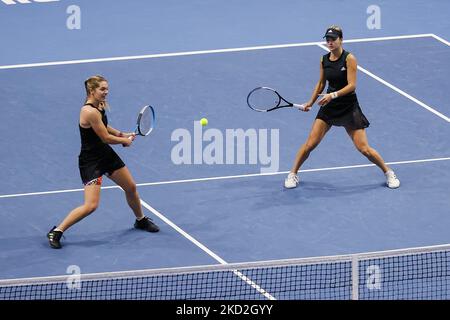 Anna Kalinskaya (R) de Russie et Catherine McNally des États-Unis en action lors du match de finale des femmes du Trophée des dames de Saint-Pétersbourg WTA 500 Tournoi international de tennis 2022 contre Alisja Rodolska de Pologne et Erin Routliffe de Nouvelle-Zélande sur 13 février, 2022 au Sibur Arena de Saint-Pétersbourg, Russie. (Photo de Mike Kireev/NurPhoto) Banque D'Images