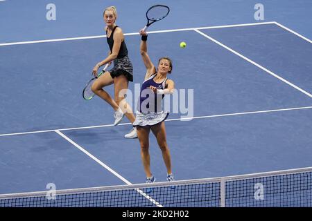 Alisja Rodolska (R) de Pologne et Erin Routliffe de Nouvelle-Zélande en action pendant le match final des femmes doubles du trophée des femmes de Saint-Pétersbourg 500 Tournoi international de tennis 2022 contre Anna Kalinskaya de Russie et Catherine McNally des États-Unis sur 13 février, 2022 au Sibur Arena de Saint-Pétersbourg, Russie. (Photo de Mike Kireev/NurPhoto) Banque D'Images