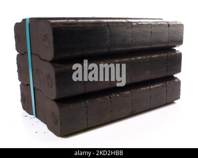 Faisceau de Briquettes de charbon isolé sur fond blanc Banque D'Images